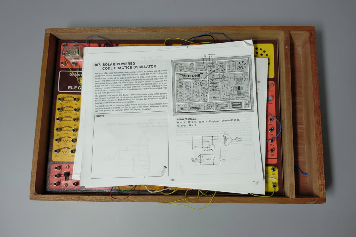 Vintage 1976 150-in-1 Science Fair Electronic Project Kit