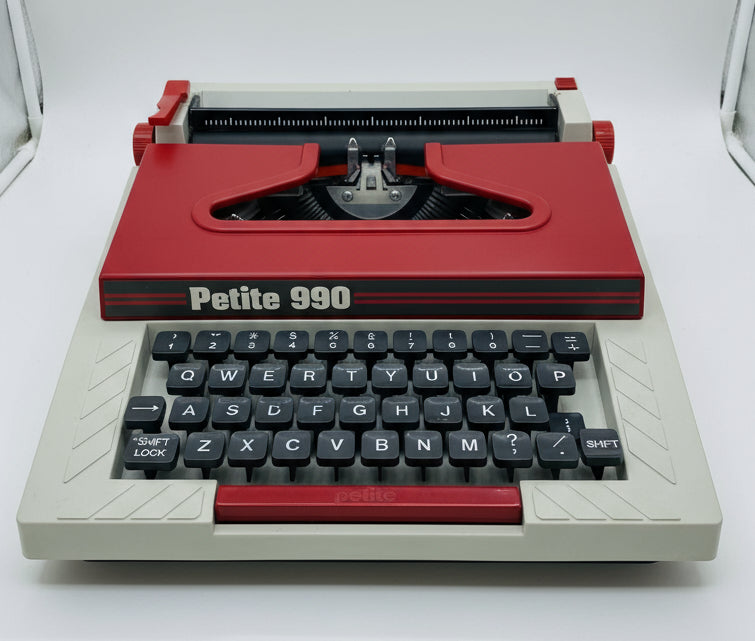 Petite 990 Type writer