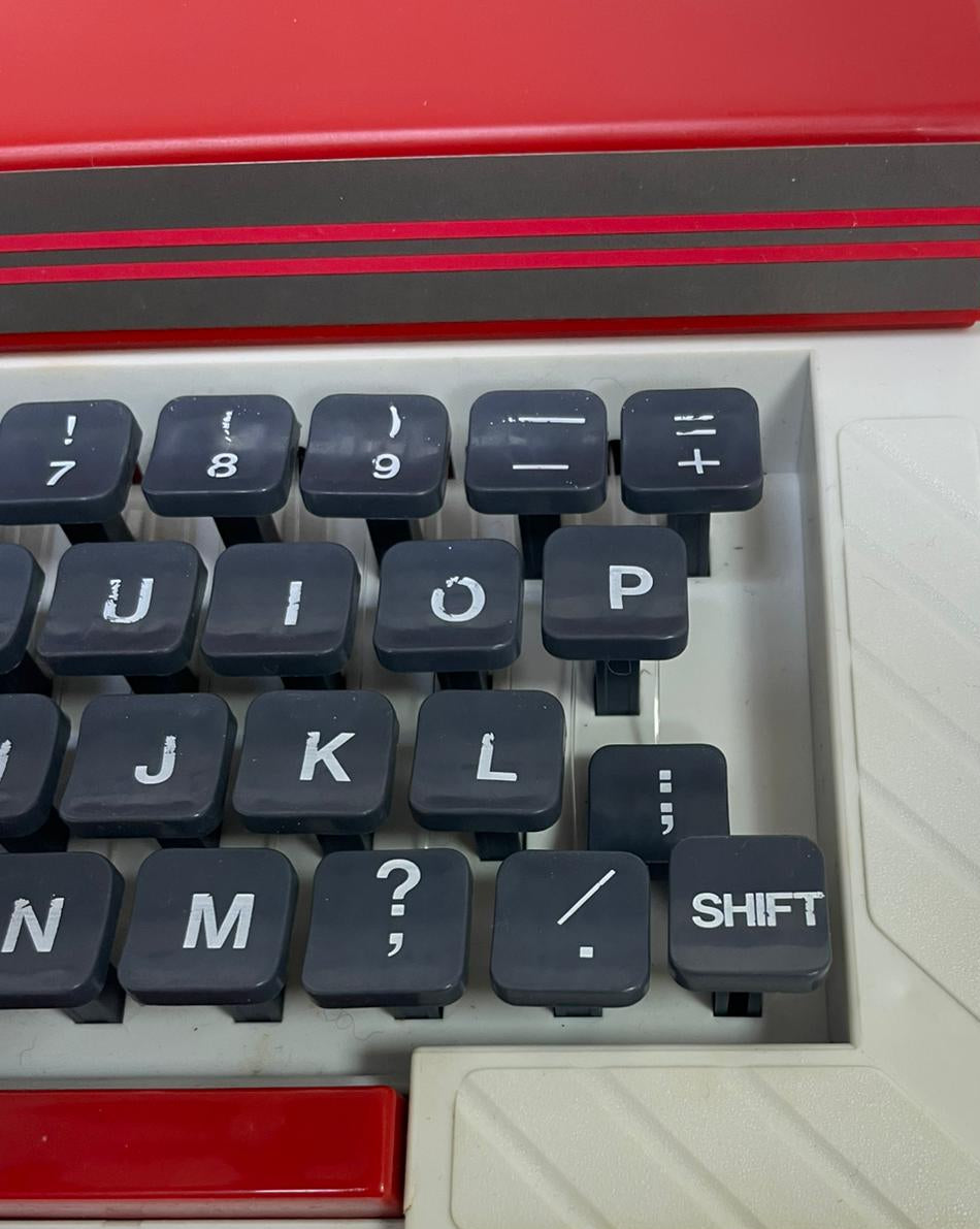 Petite 990 Type writer