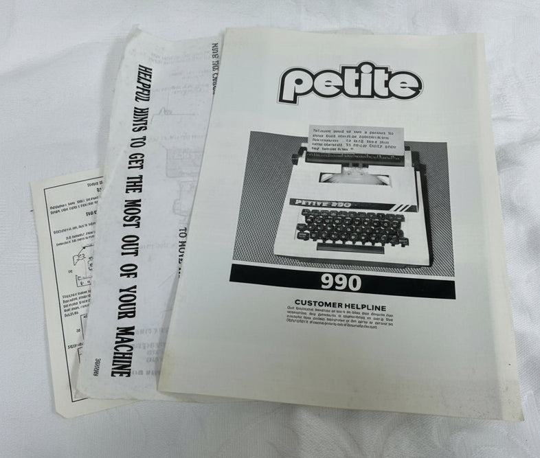 Petite 990 Type writer
