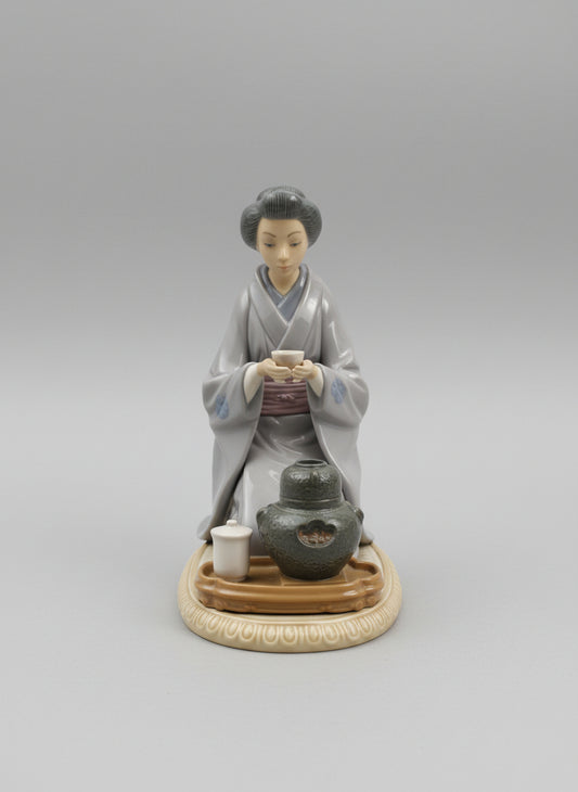 Retired Lladro Figurine Japanese Girl Serving Tea 5122 Porcelain 1982