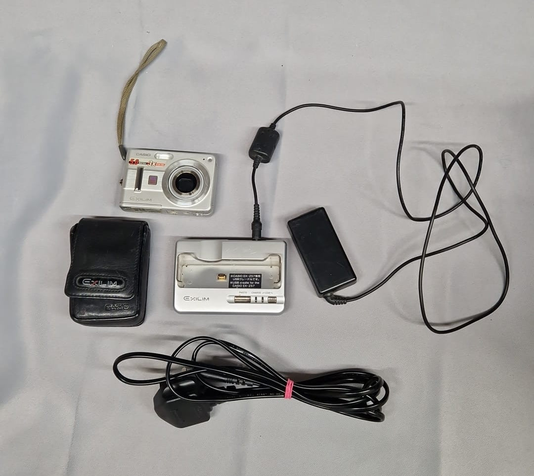 CASIO EXILIM EX-Z57 5.0MP SILVER DIGITAL CAMERA WITH CHARGING DOCKING STATION (used)