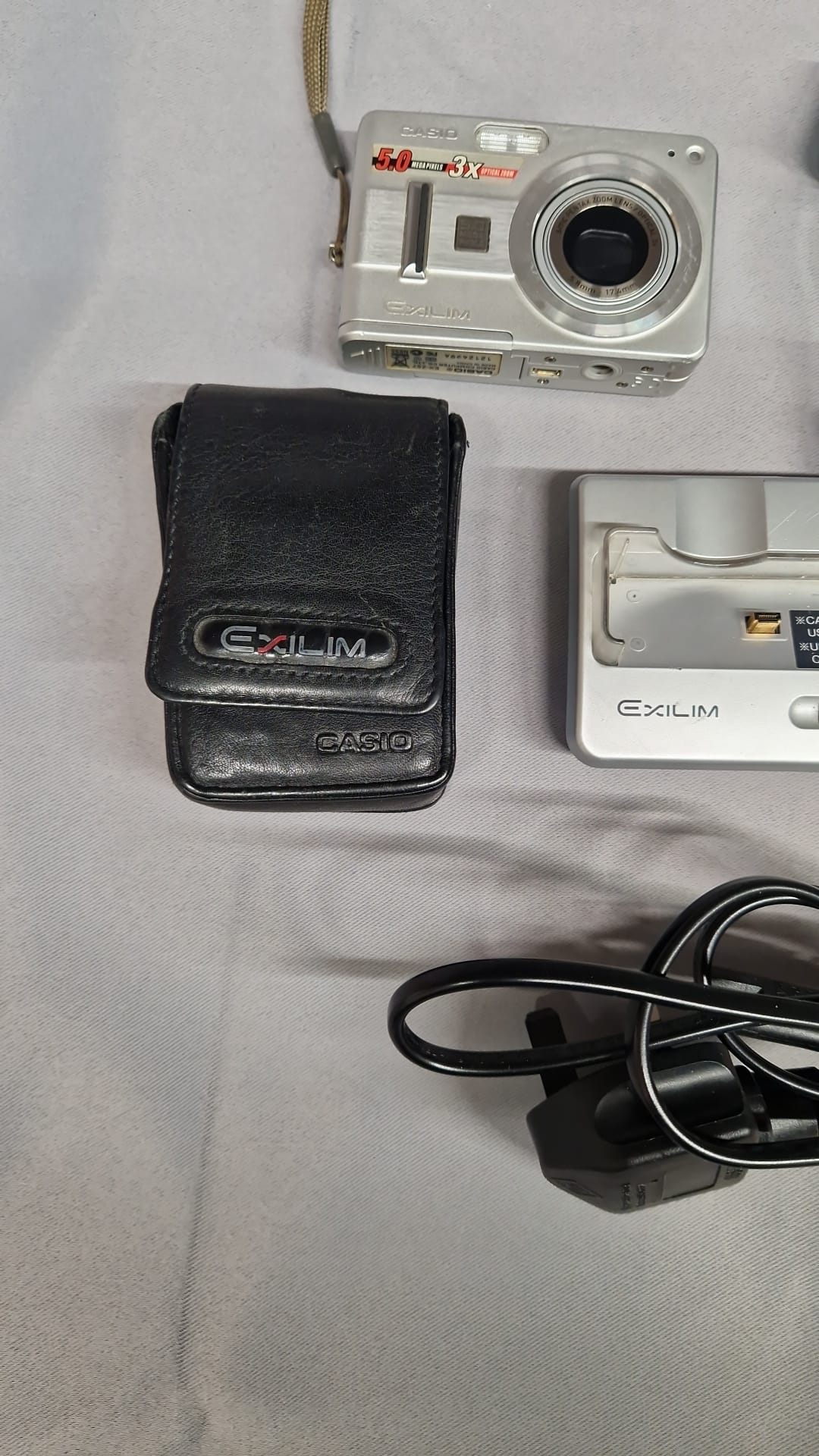 CASIO EXILIM EX-Z57 5.0MP SILVER DIGITAL CAMERA WITH CHARGING DOCKING STATION (used)
