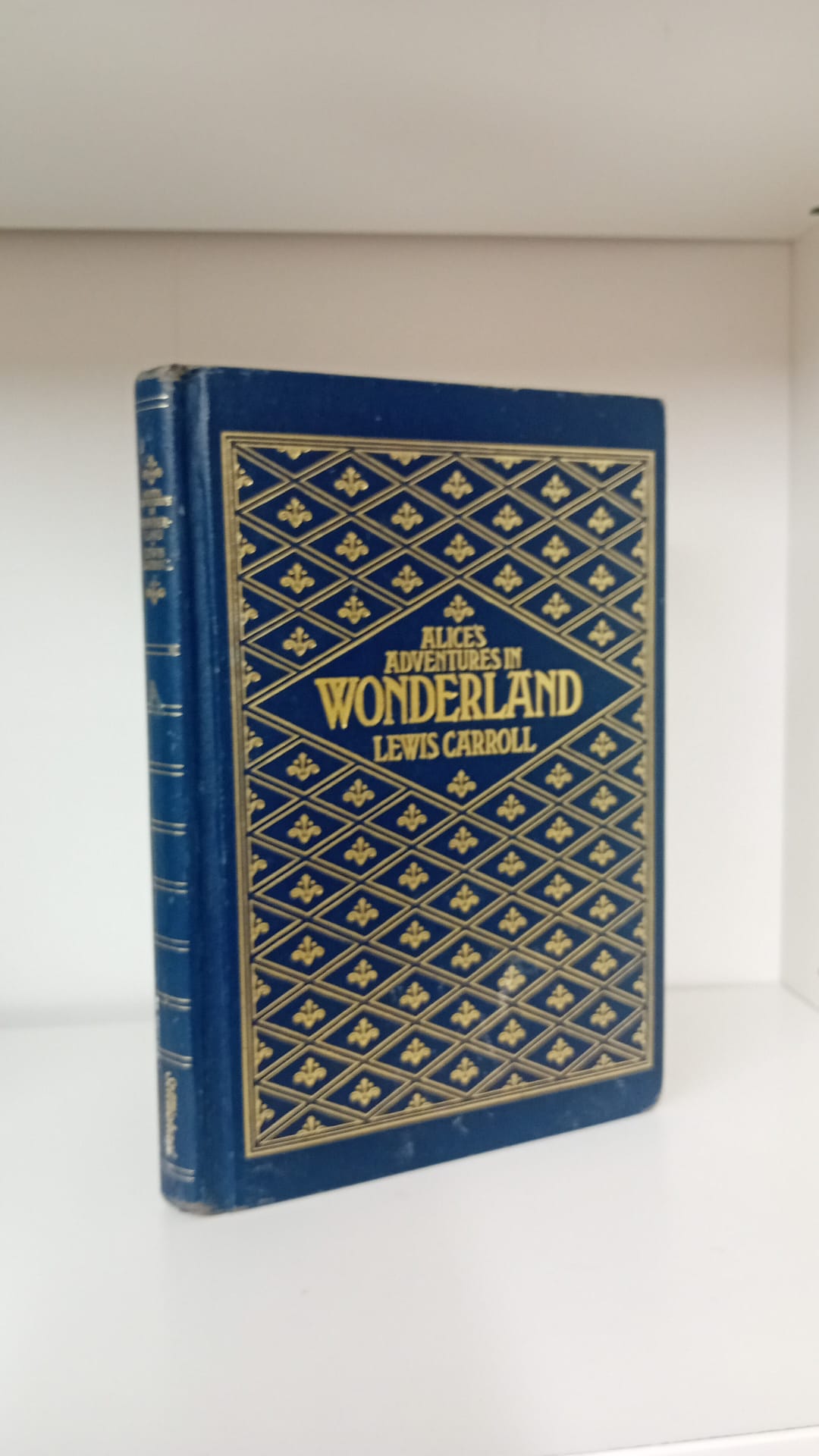 Alice's Adventures In Wonderland by Lewis Carol 1981- Illustrations by Sir John Tenniel