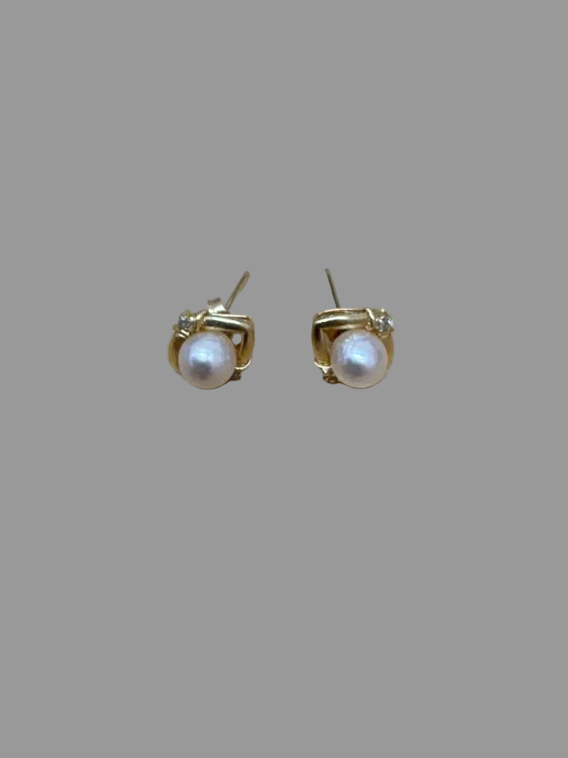 Beautiful 18ct yellow gold , Diamond and Pearl Earrings-USED EXCELLENT CONDITION